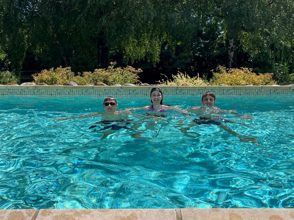 Piscine extérieure dans le jardin