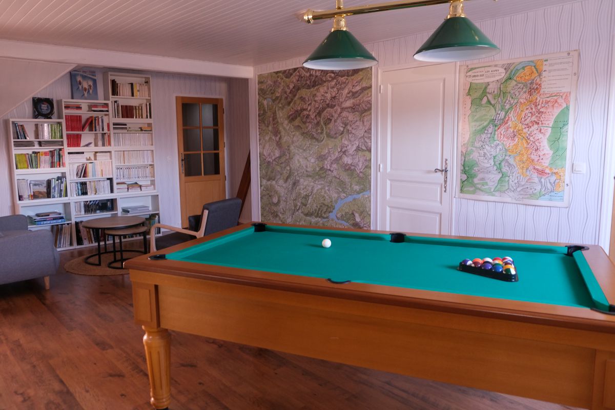 Salle de détente avec bibliothèque et billard