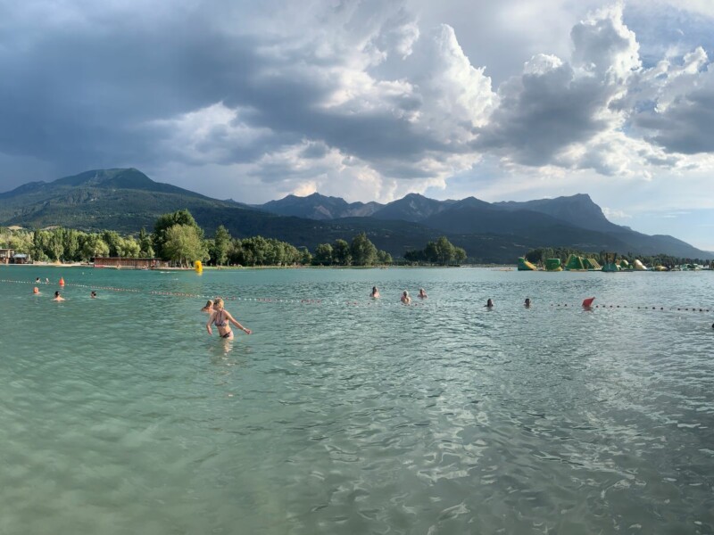 Baignade dans le plan d'eau d'Embrun